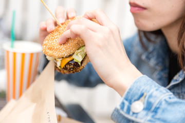 ハンバーガーを食べる女性