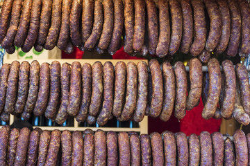 Wurst am Marktstand zum verkauf