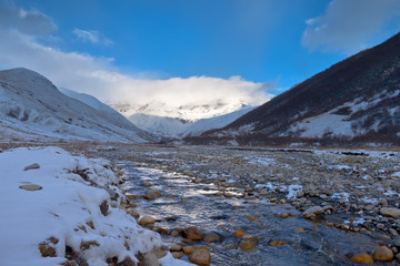 Kaukaz - Gruzja w zimowej szacie. Caucassus mountains in Georgia. © rogozinski