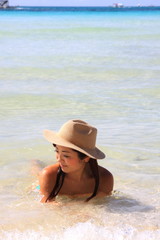 Fototapeta premium 海に浸かってうつむく女性