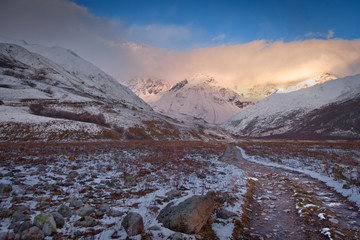 Kaukaz - Gruzja w zimowej szacie. Caucassus mountains in Georgia.