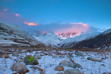 Kaukaz - Gruzja w zimowej szacie. Caucassus mountains in Georgia. © rogozinski