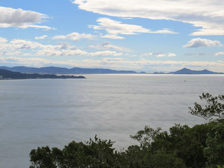 Costa maritima e céu com nuvens