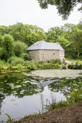 Réhabilitation du moulin à eau devant l'étang de Plouhinec, Finistère, Bretagne