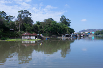 Fototapeta na wymiar The floating house along the river
