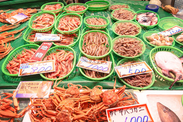 冬の鮮魚市場の風景