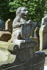 Obraz premium Lion herald on gravestone of Hendl Bassevi. Tombstones on Old Jewish Cemetery in the Jewish Quarter in Prague. 