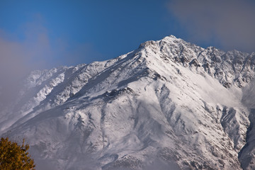 Fototapeta na wymiar Kaukaz - Gruzja w zimowej szacie. Caucassus mountains in Georgia. 