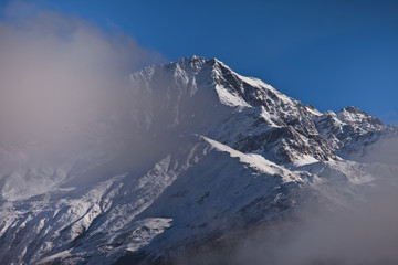 Fototapeta na wymiar Kaukaz - Gruzja w zimowej szacie. Caucassus mountains in Georgia. 