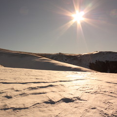 Soleil et neige en montagne, Pyrénées.