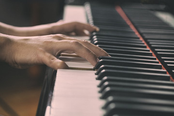 Obraz premium A woman playing piano