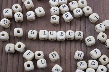 Glueck - mit Würfeln gelegtes Wort