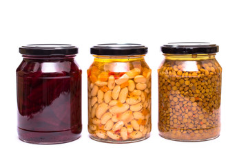 Rote Bete, weisse Bohnen und braun Linsen als Salat im Glas