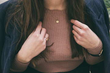 perfect fall outfit accessories. fashion blogger wearing a navy blue elegant coat, a powder rose shirt and a beautiful and trendy golden chain necklace

