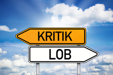 Schild mit Lob und Kritik
