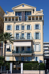 Fototapeta na wymiar Prachtvolle Villa an der Strandpromenade von Nizza
