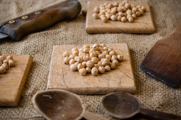 kompozycja kulinarna wiejski stół z nasionami ciecierzycy