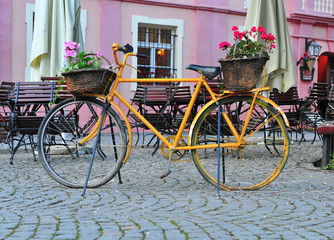 Fototapeta na wymiar Yellow vintage bike in the street