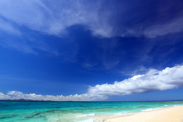 Obraz premium 美しい沖縄のビーチと夏空 