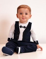 Retrato de un bebe con traje smoking.