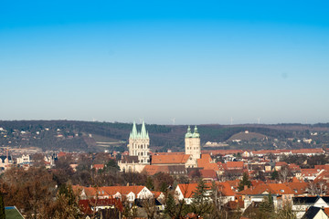 Stadtpanorama von Naumburg an der Saale bei blauen Himmel