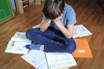 Schulkind verzweifelt an Hausaufgaben und will nicht lernen
