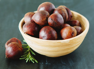 Obraz premium Fresh chestnuts in yellow bowl