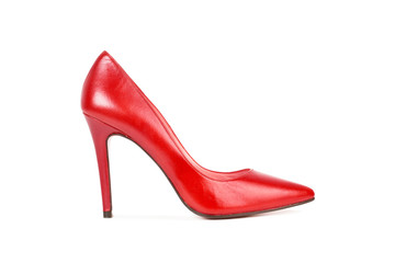 Zapato clásico de taco alto rojo de mujer sobre fondo blanco aislado. Vista de frente y de cerca....