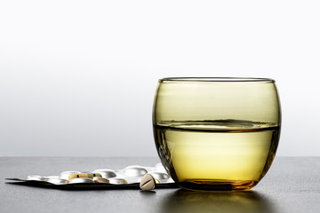 Pillole medicinali e bicchiere d'acqua