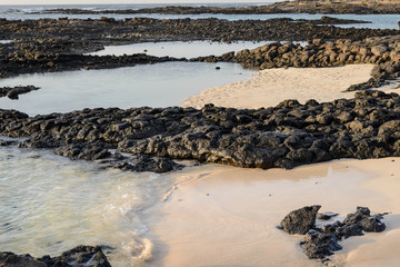Costa de roca volcánicay arena blanca en El Cotillo, Fuerteventura en Islas Canarias