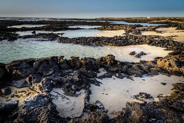 Costa de roca volcánicay arena blanca en El Cotillo, Fuerteventura en Islas Canarias