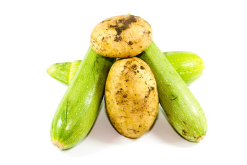 Frische Kartoffeln und Zucchini