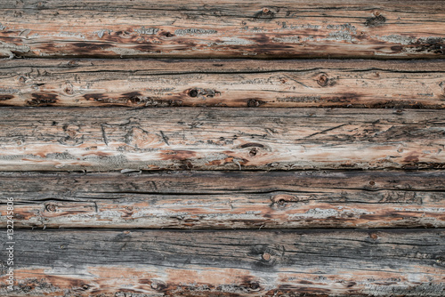 &ldquo;Baustamm-Holzwand alt und verwittert, drei Baumstämme " Stockfotos und