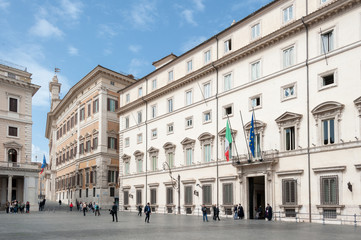 Fototapeta premium Piazza Colonna der Regierungssitz Palazzo Montecitorio