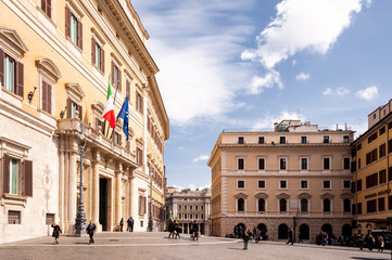 Fototapeta na wymiar Piazza di Montecitorio das Parlamentsgebäude