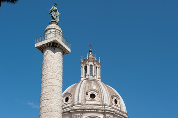 Kupel einer Kirche und Siegessäule