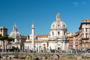 Siegessäule und Kirche im Trajansforum