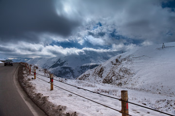 Kaukaz - Gruzja w zimowej szacie. Caucassus mountains in Georgia. © rogozinski