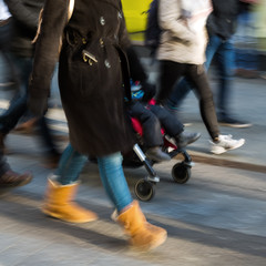 Naklejka premium people on a shopping street in motion blur
