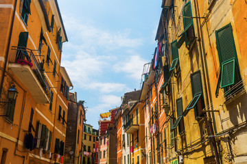 Obraz premium picturesque alley in Vernazza, Italy