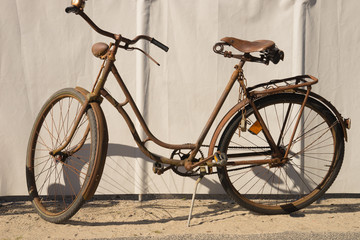 Fototapeta na wymiar old rusty bike