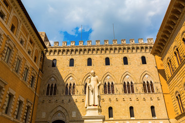 Fototapeta premium statue of Sallustio Bandini in Siena