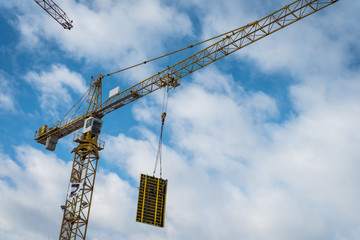 Dźwig ramienny podczas rozładunku © BlackMediaHouse