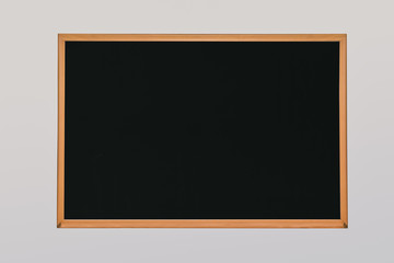 Pizarrón negro con marco de madera en fondo blanco