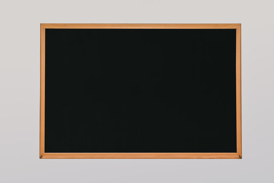 Pizarr&oacute;n negro con marco de madera en fondo blanco