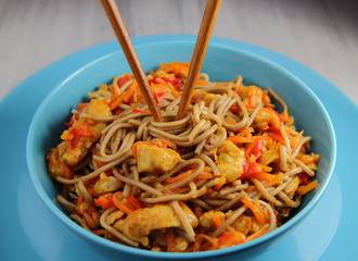 лапша гречневая с курицей и острым перцем