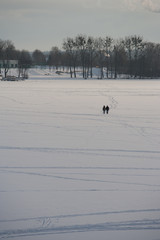 Zimą na zamarzniętym jeziorze Ukiel w Olsztynie