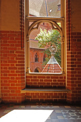 Zamek w Malborku widok przez okno