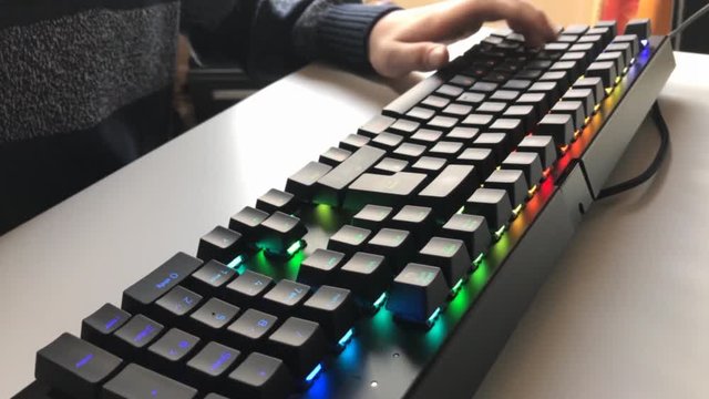 Kind spielt am PC 