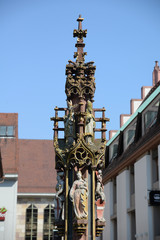Fototapeta na wymiar Fischbrunnen am Kornmarkt in Freiburg, Breisgau